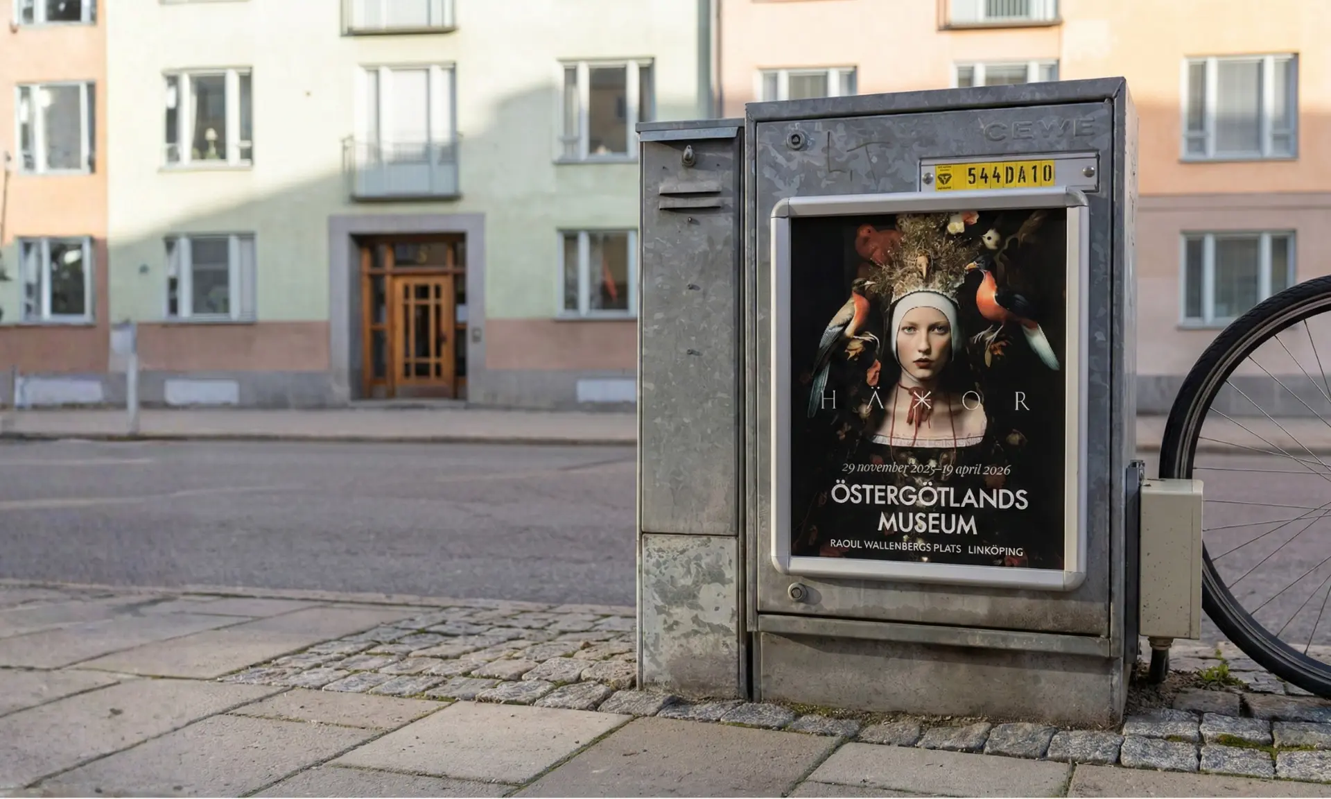 Reklamtavla på elskåp med kampanjaffisch i Linköpings innerstad